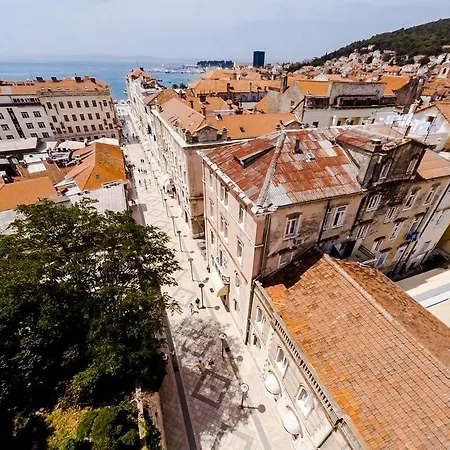 게스트하우스 베드 앤 애트모스피어 룸스 4*