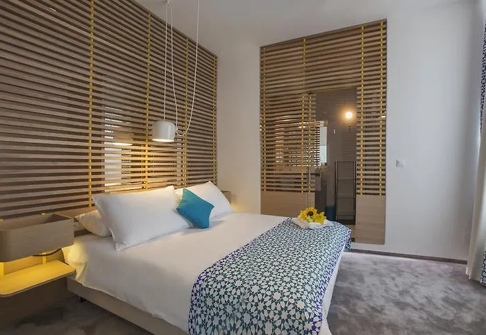 Bed & Atmosphere