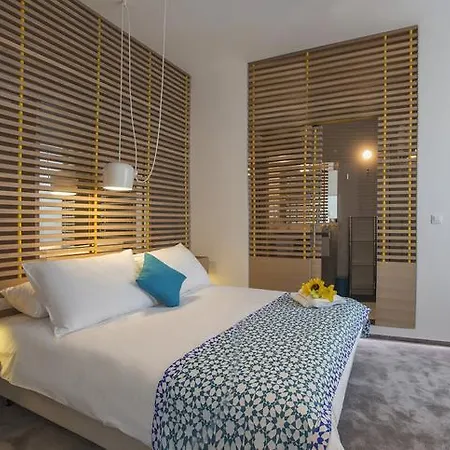 Bed & Atmosphere